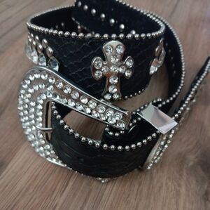 Stylish Black Belt with Silver Accents